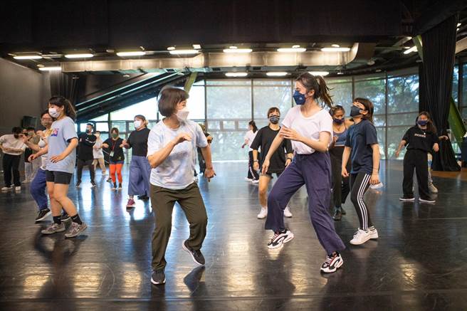 开创肢体的可能性，云门剧场邀请观眾一起跳嘻哈，推出《来云门嘻哈》活动。（云门基金会提供）
