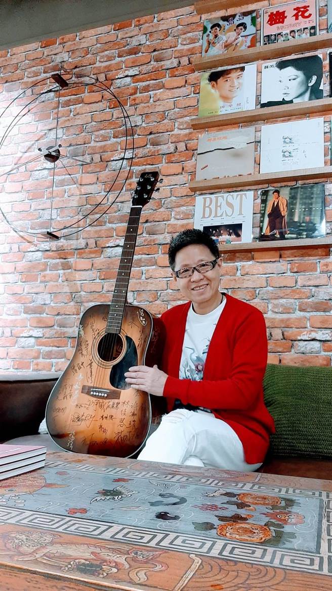 丁曉雯手中吉他是「民歌四十演唱會」演出歌手的簽名，是她工作室的重要收藏之一。(丁曉雯提供)