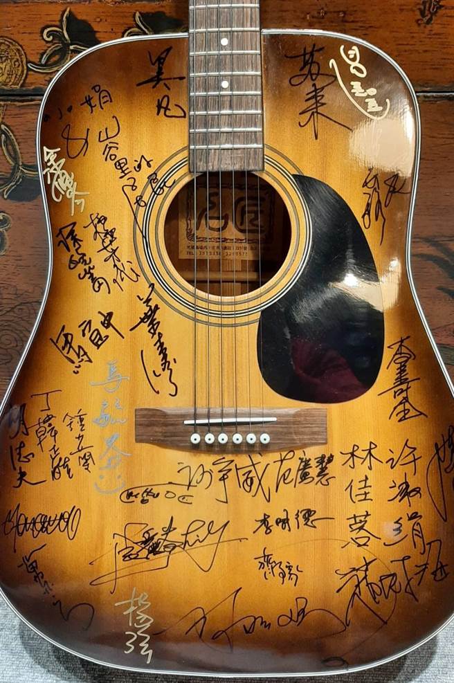 丁曉雯手中吉他是「民歌四十演唱會」演出歌手的簽名，是她工作室的重要收藏之一。(丁曉雯提供)