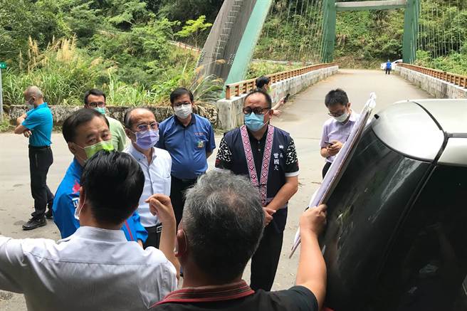 監委在司馬庫斯大橋前，聽取道路工程及取締山老鼠的簡報。（新竹縣政府提供／羅浚濱新竹傳真）