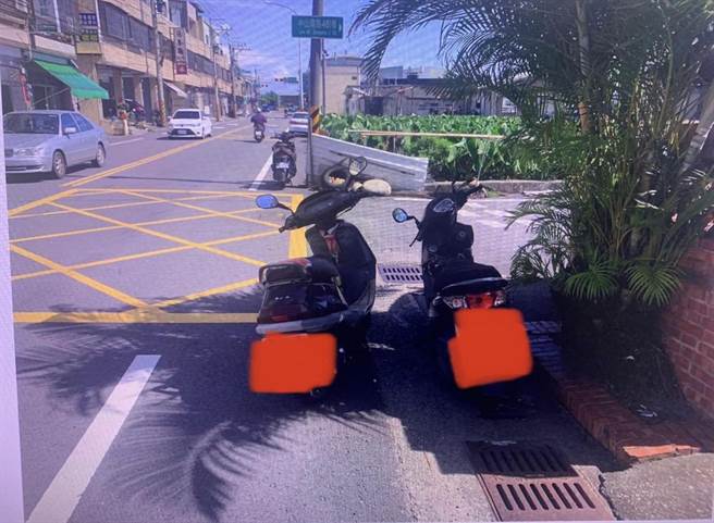 民眾违规将机车併排停在路口的树荫下，遭到施姓员警开单告发。(翻摄自脸书「飞天柯基警再一次诅咒世界」)