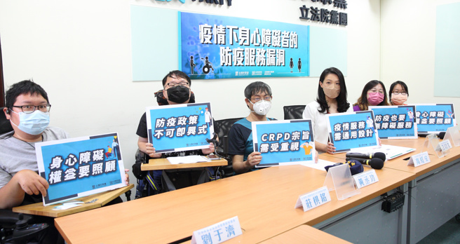 新冠疫情延烧2年多，蔡英文政府防疫措施仍缺乏健全的无障碍服务，身心障碍者接连面临自我快筛、确诊回报、视讯诊疗、1922通话等困难，整个流程充斥不友善。民眾党立委高虹安（右三）28日与相关民团代表，一同呼吁政府即时针对各障别的不同需求，精进无障碍友善的防疫体系。（张铠乙摄）
