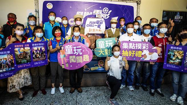 竹北市露天电影院从7月2日展开，代表和里长们也持宣传看板邀民眾参加。（罗浚滨摄）