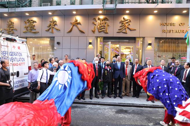 中国大陆片面禁止我国石斑鱼输入，引发争议。国民党国际部主任黄介正中午受访表示，「食品安全不要用民族主义与情绪处理」，若国内农渔产业者认为国民党能解决近来农渔产遭陆方禁止输入问题，「我们责无旁贷」，可协助反映要求。（国民党提供）