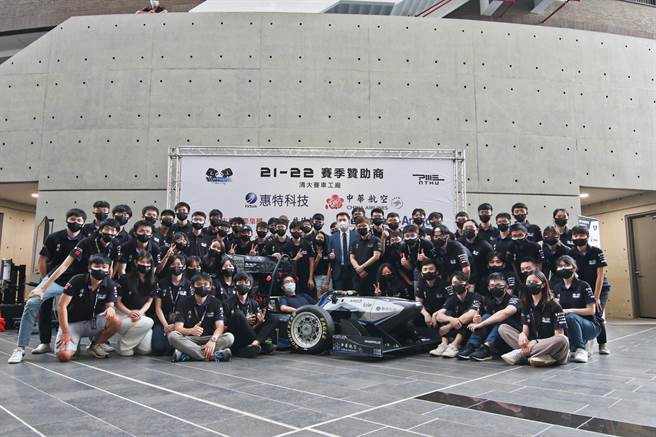 「清大賽車工廠」在26日舉行新車發表會，學生團隊與師長合影。(清大賽車工廠提供／李侑珊台北傳真)