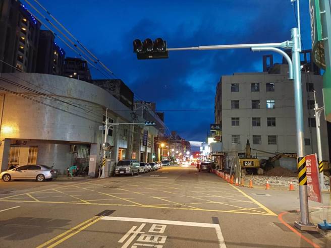 張睿倉抨擊說，大雅區雅環路二段和雅環一街口，紅綠燈站在那半年了，一點作用都沒有？很多民眾都說淪為裝飾品嗎？(上雅里長張睿倉提供)