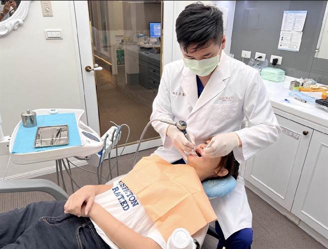 高雄有牙医观察，毕业季期间，前来谘询牙齿美白的应届毕业生或大学生，人数比平常多了3成。（柯宗纬翻摄）