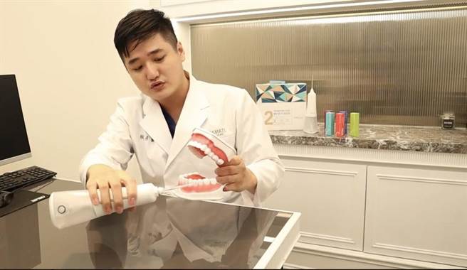 多数人刷牙只关注齿面清洁，欣美牙医诊所副院长赖志彦提醒可用抗菌冲牙机加强齿缝清洁，预防污垢累积。（柯宗纬翻摄）