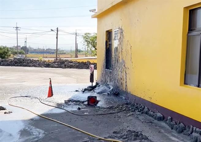 距离上次不到3个月，万丹泥火山再度喷发。(陈玉意提供)