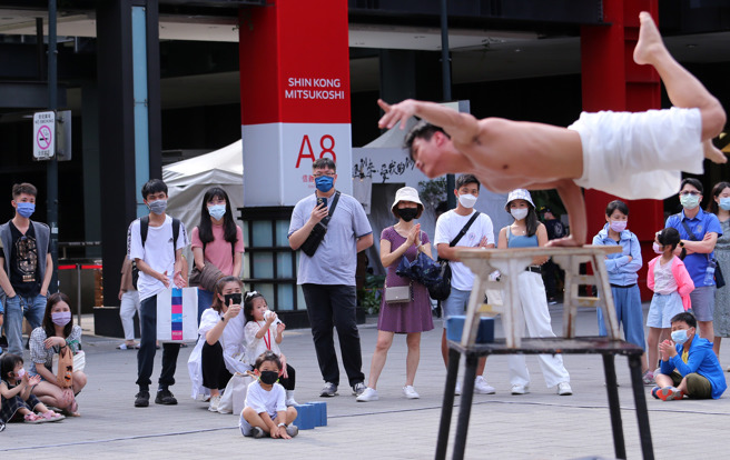 变种病毒恐入侵台湾社区，图为民眾逛街时，欣赏街头艺人表演。（黄世麒摄）