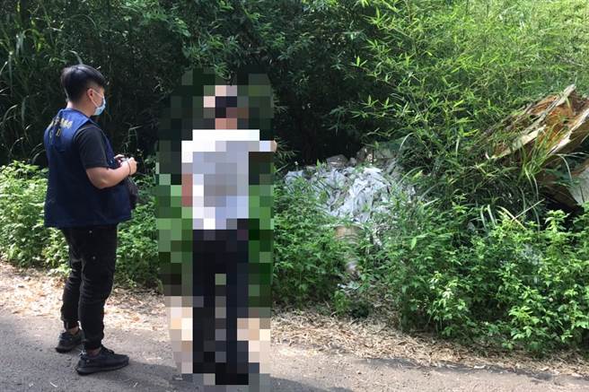 警方查出黄嫌在关西镇山区多处倾倒废纸卷、废塑胶等物废弃物。（新埔分局提供／罗浚滨新竹传真）