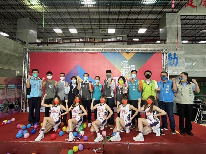 2022桃园半程马拉松「石门水库枫半马－征服坝者路跑」，28日举行启动仪式记者会。（陈梦茹摄）