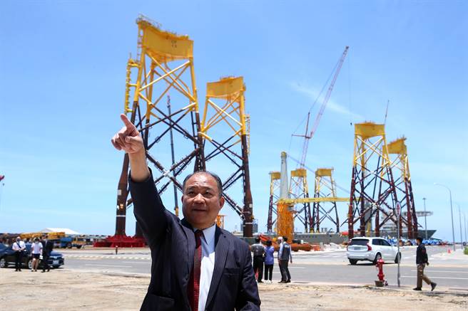 經濟部27日拍板國內電價費率平均調幅8.4％，引發工商界熱議，世紀鋼董事長賴文祥 28日出席世紀集團與CIP彰芳西島離岸風電計畫記者會，共同宣告亞洲最大首座本土生產的9.5MW水下基礎正式完工，將於7月出海安裝，邁向台灣離岸風電新的里程碑。（鄧博仁攝）