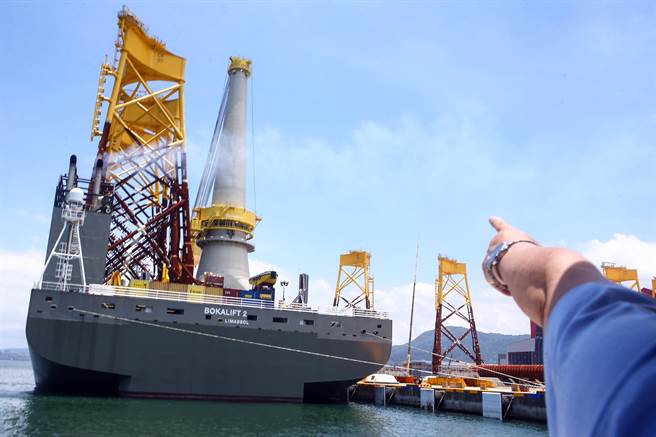 世紀鋼董事長賴文祥28日出席世紀集團與CIP彰芳西島離岸風電計畫記者會，共同宣告亞洲最大首座本土生產的9.5MW水下基礎正式完工，將於7月出海安裝，出海安裝須借重大型船隻吊掛。賴文祥表示，此案由台灣本土製造、亞洲首兩座9.5MW水下基礎正式完工，為台灣指標性專案，台灣坐擁世界最好的風場，風電相關產業前景看好，集團後續將再投資上看50至60億元於台北港、台中擴廠，定調離岸風電為「幾十年也做不完的工作」。（鄧博仁攝）