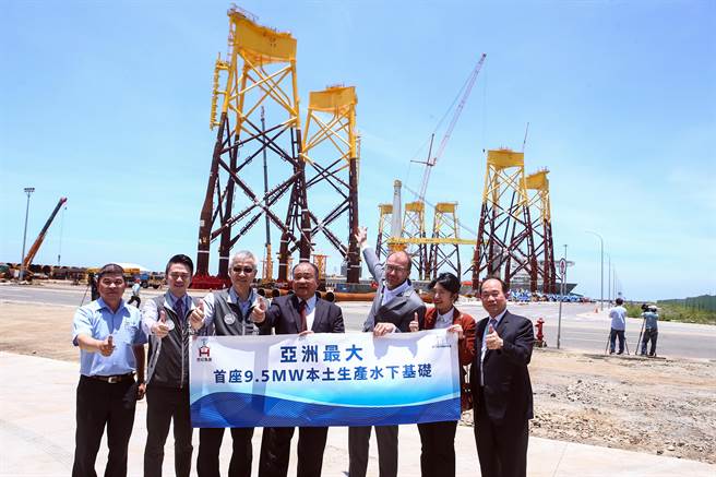 世紀集團與CIP彰芳西島離岸風電計畫28日舉行記者會，共同宣告亞洲最大首座本土生產的9.5MW水下基礎正式完工，即將於七月出海安裝；由世紀鋼董事長賴文祥（中）、彰芳暨西島計畫執行長Dennis Sanou（右3）、CIP台灣區董事總經理許乃文（右2）、世紀鋼總經理李建成（左1）等人共同揭示台灣離岸風電新的里程碑。（鄧博仁攝）