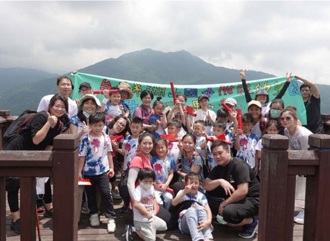 臺北市湖山附幼第33届毕业生及家长开心在纱帽山顶合影。(照片/湖山附幼提供)