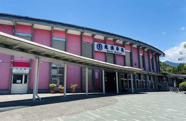 苏澳车站的对号列车在今（28日）晚间10时37分行驶最后1班后，即停驶所有对号列车。（吴佩蓉摄）