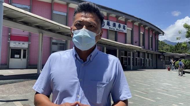 苏澳镇长李明哲在县府今上午召开的县务会议中表示，明日台铁大改点后，苏澳火车站将没有对号列车进站，影响通勤族及游客，希望县府在停驶后能有新的交通运输配套措施，不能让「行」的权益受损。（吴佩蓉摄）