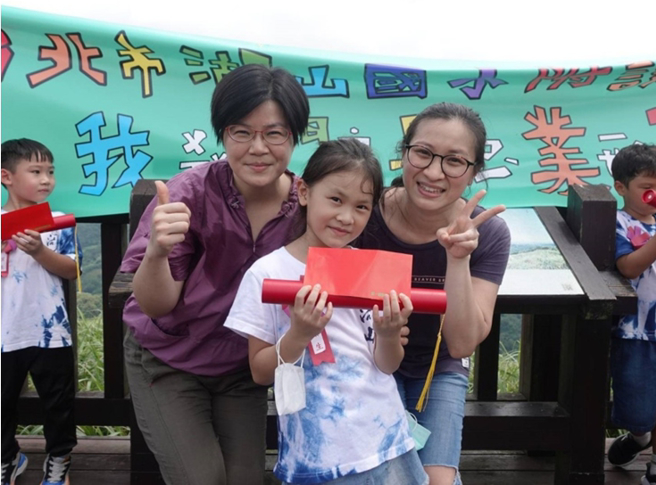 臺北市湖山附幼第33届毕业生及家长开心在纱帽山顶领取毕业证书。(照片/湖山附幼提供)