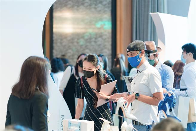 高雄洲际酒店举办婚礼体验日，吸引近百对新人参观。（高雄洲际提供）