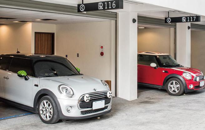 （天成文旅-绘日之丘推出「绘日微醺」住房专案，旅客可入住有专属独立车位的客房，两人同行每人仅需不到1,500元。图／天成文旅提供）