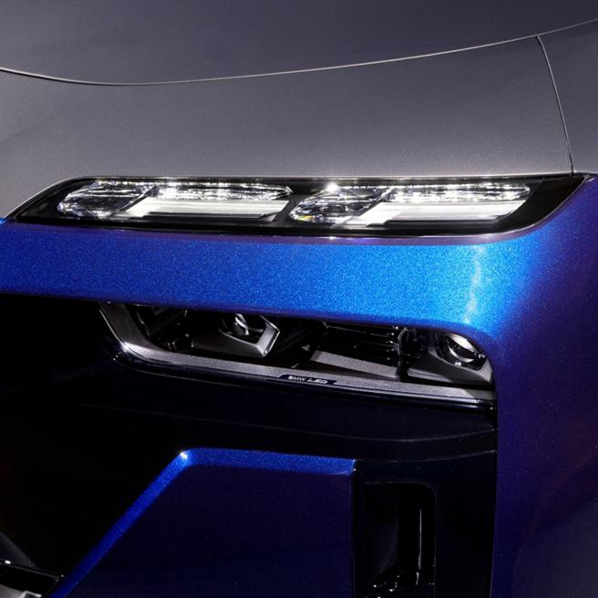 22颗LED灯组结合犹如艺术品般的水晶折射，带来绚烂无比的瑰丽光影变化。（汎德提供）