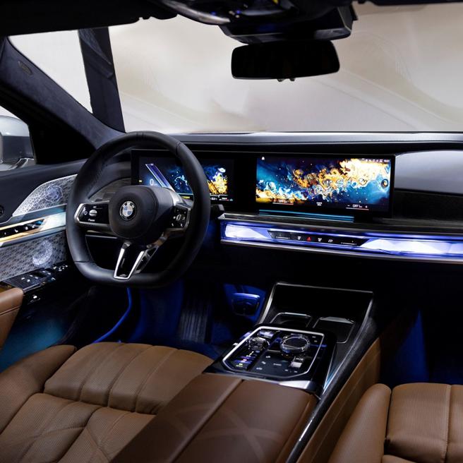 由12.3吋虚拟数位仪表与14.9吋中控触控萤幕所构成的一体式曲面萤幕。（汎德提供）