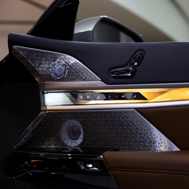 Bowers & Wilkins沉浸式4D顶级音响系统，搭配将座舱照明与控制介面进行整合的全新BMW座舱环绕光幕。（汎德提供）