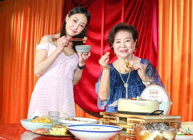 陈淑芳与谢欣颖出席《新台式食戏酒宴》小伴桌开幕记者会。（粘耿豪摄）