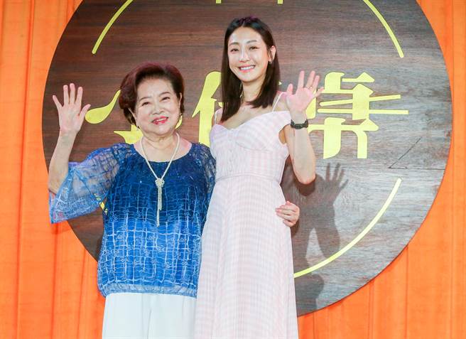 陈淑芳与谢欣颖出席《新台式食戏酒宴》小伴桌开幕记者会。（粘耿豪摄）