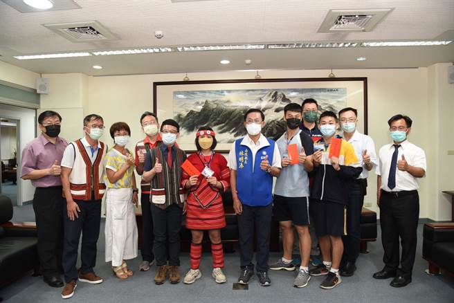 南投县长林明溱，表扬总统教育奖得主。（南投县政府提供／廖志晃南投传真）