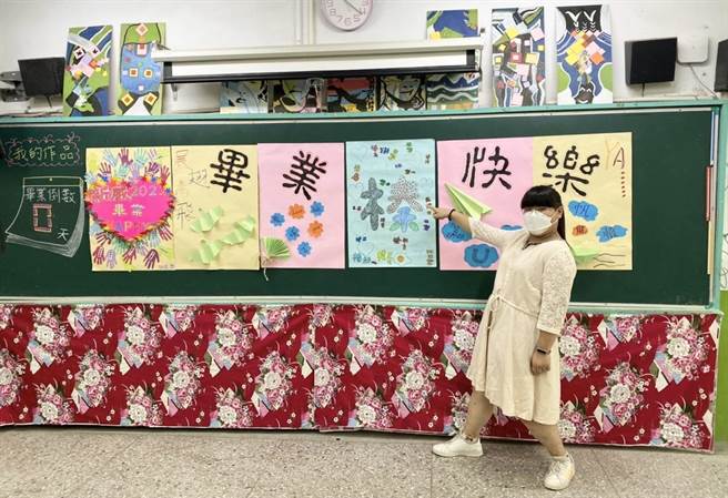 高市六龟区新威国小今年仅有1名毕业生张庭榛，毕业典礼当天一人包办市长奖、区长奖，以及多个民间单位颁赠的奖学金。（柯宗纬翻摄）