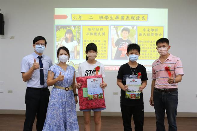 阿莲国小6年2班有23位同学，因为班上有同学确诊，因此错过毕业典礼，校方特地为这群学生补办毕典。（柯宗纬翻摄）