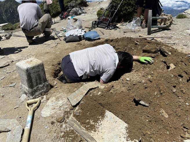 台灣百岳之一的奇萊北峰山頭標示牌日前遭人連根拔起，引發山友憤怒，管轄單位太魯閣國家公園管理處今早與3名熱心志工等人上海拔3607公尺的山頂修復完成。（民眾提供／羅亦晽花蓮傳真）