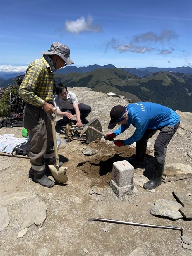 台灣百岳之一的奇萊北峰山頭標示牌日前遭人連根拔起，引發山友憤怒，管轄單位太魯閣國家公園管理處今早與3名熱心志工等人上海拔3607公尺的山頂修復完成。（民眾提供／羅亦晽花蓮傳真）
