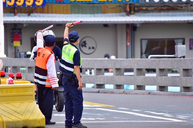高雄市警察局交通大队将配合工程施作，在妈祖港桥两侧及五甲三路上五甲三路295巷口、五福二路口、福祥街口、三诚街口等管制地点派遣员警、义交实施人车通行管制。（翻摄照片／崔正纲高雄传真）