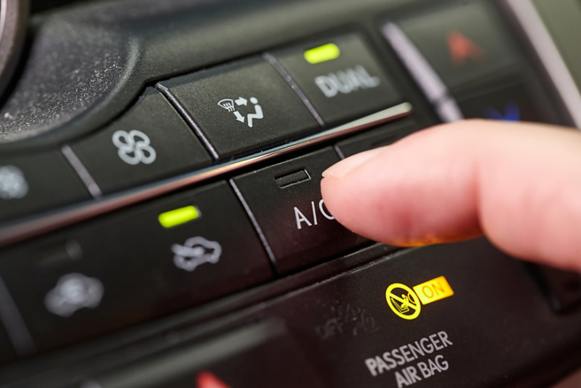 夏天开车别直接开冷气，先按1键不仅凉得快又省油。（示意图／Shutterstock）