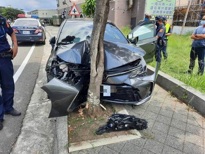 澎湖馬公25歲黃男駕駛自小客車，「碰!」一聲巨響撞上路旁的行道樹。（馬公分局提供）