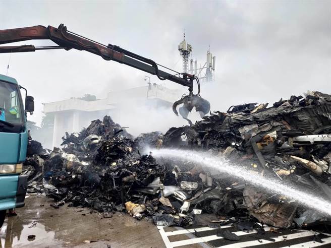 由於車斗內堆疊太多回收物，現場也派抓斗車卸下回收物。（讀者提供／張毓翎台南傳真）