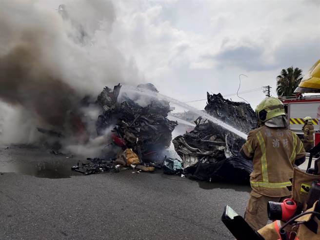 消防人員花了1小時多才完全將火勢撲滅。（讀者提供／張毓翎台南傳真）