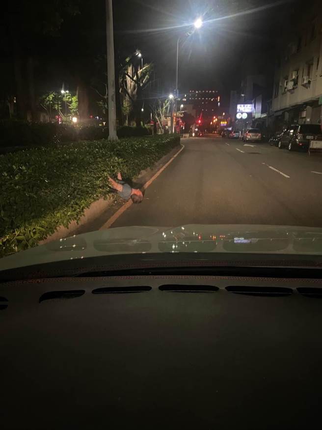 台中精武路500号前的安全岛上年6月23日深夜被民眾发现有男子上半身晾在马路上，下半身隐没在安全岛草丛。（民眾提供／冯惠宜台中传真）