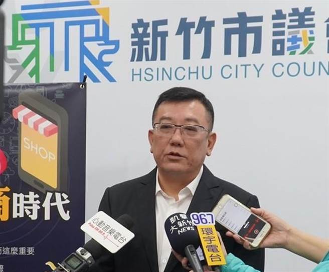 许修睿指出，实体商圈逐渐在没落，想要跟上脚步，就得与时俱进，加入电商平台，才能重新加入销售战局。（新竹市议会提供／陈育贤新竹传真）