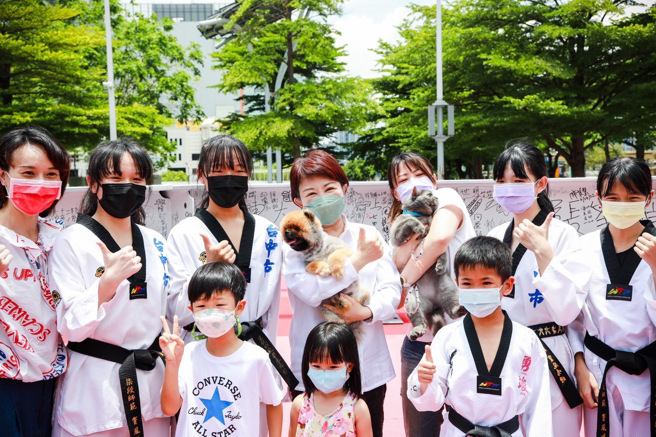 民眾热情参与台中会展中心签梁-卢市长抱爱犬现身共享喜悦 /台中市政府经济发展局提供