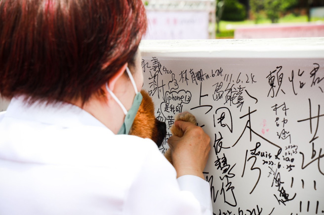 卢市长爱犬-路易-将小脚印印在签名旁边  /台中市政府经济发展局提供