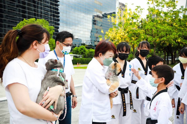 卢市长抱爱犬现身共享签梁喜悦  /台中市政府经济发展局提供