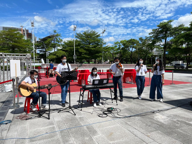 经发局长张峯源现场演奏小提琴  /台中市政府经济发展局提供