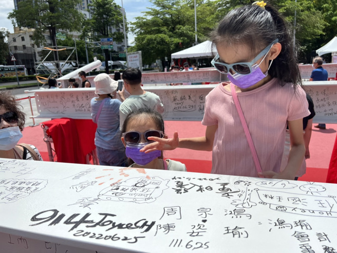 小朋友开心签梁 /台中市政府经济发展局提供