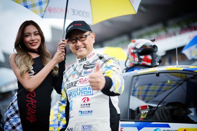 TOYOTA社长丰田章男（前排右四）、GAZOO Racing Company总裁佐藤恒治（前排左四）与ROOKIE Racing车队大合照。（和泰汽车提供）