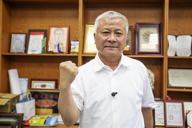 何淦铭说他准备好了，只要民进党「礼让」他就选县长。（罗浚滨摄）