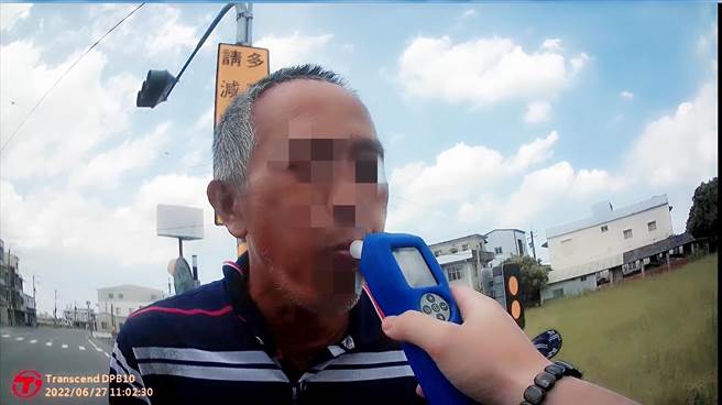 高雄市湖内区阿莲一名黄姓男子于6月27日酒驾，又被同一名警员逮到。这是黄男第三度酒驾。（翻摄照片／林瑞益高雄传真）
